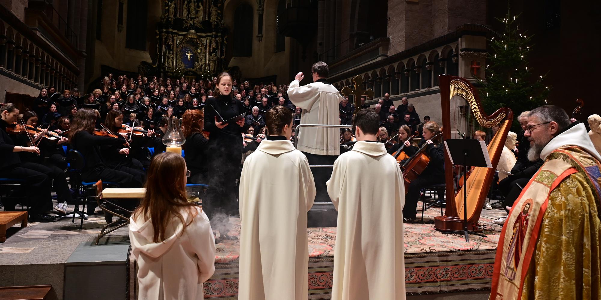 Großer Chor- und Orchesterapparat beim Festival im Dom 2025