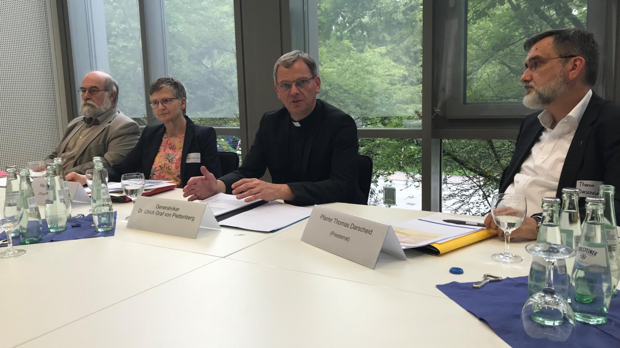 Manfred Thesing, Rita Schneider-Zuche, Generalvikar Ulrich von Plettenberg und Pfr. Thomas Darscheid (vlnr) nach dem Treffen der diözesanen Gremien