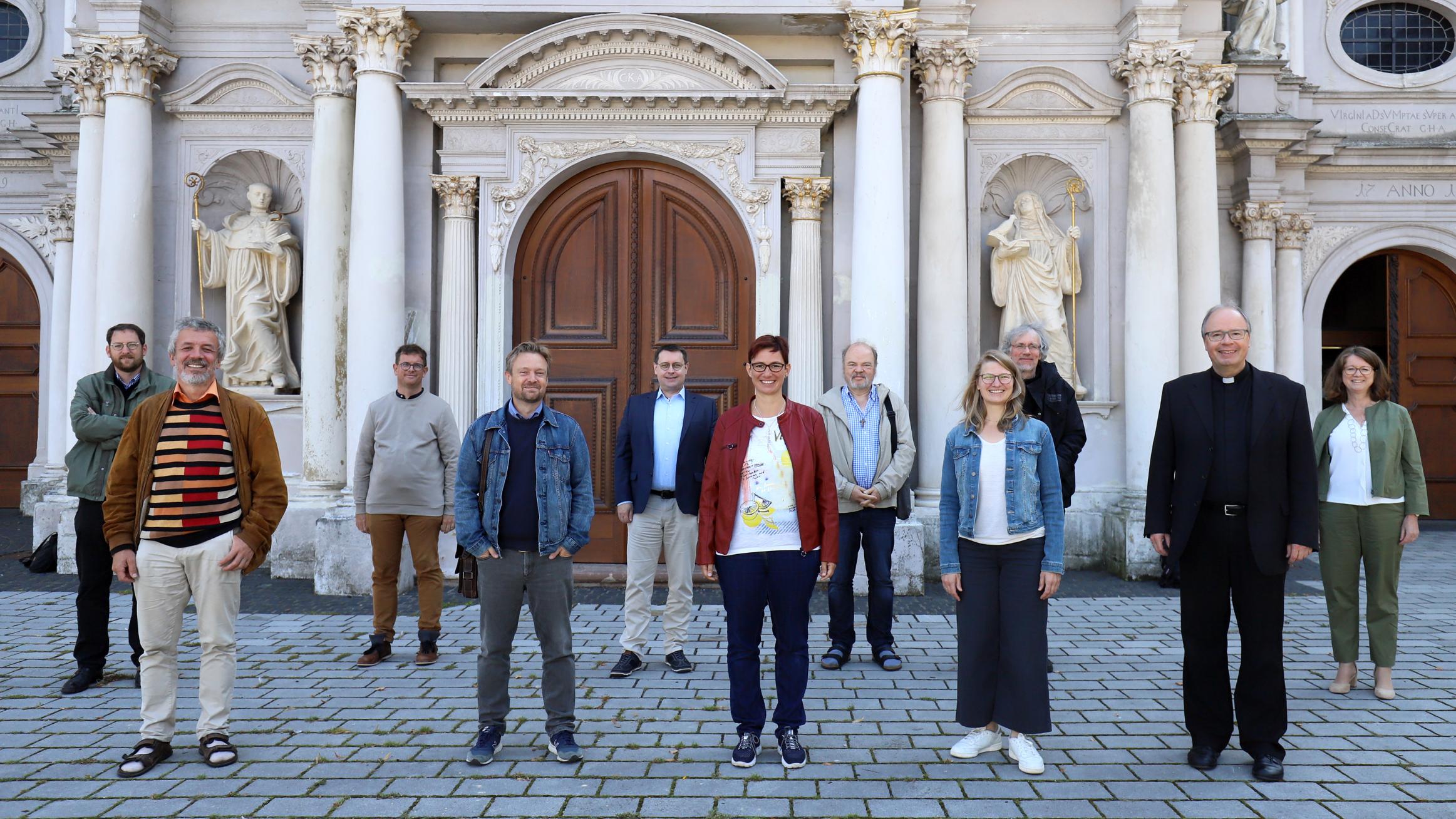 Die missionarischen Teams vor Sankt Matthias mit Bischof Ackermann und Mechthild Schabo (ganz rechts), Direktorin des Zentralbereichs Pastoral und Gesellschaft im Bischöflichen Generalvikariat Trier.