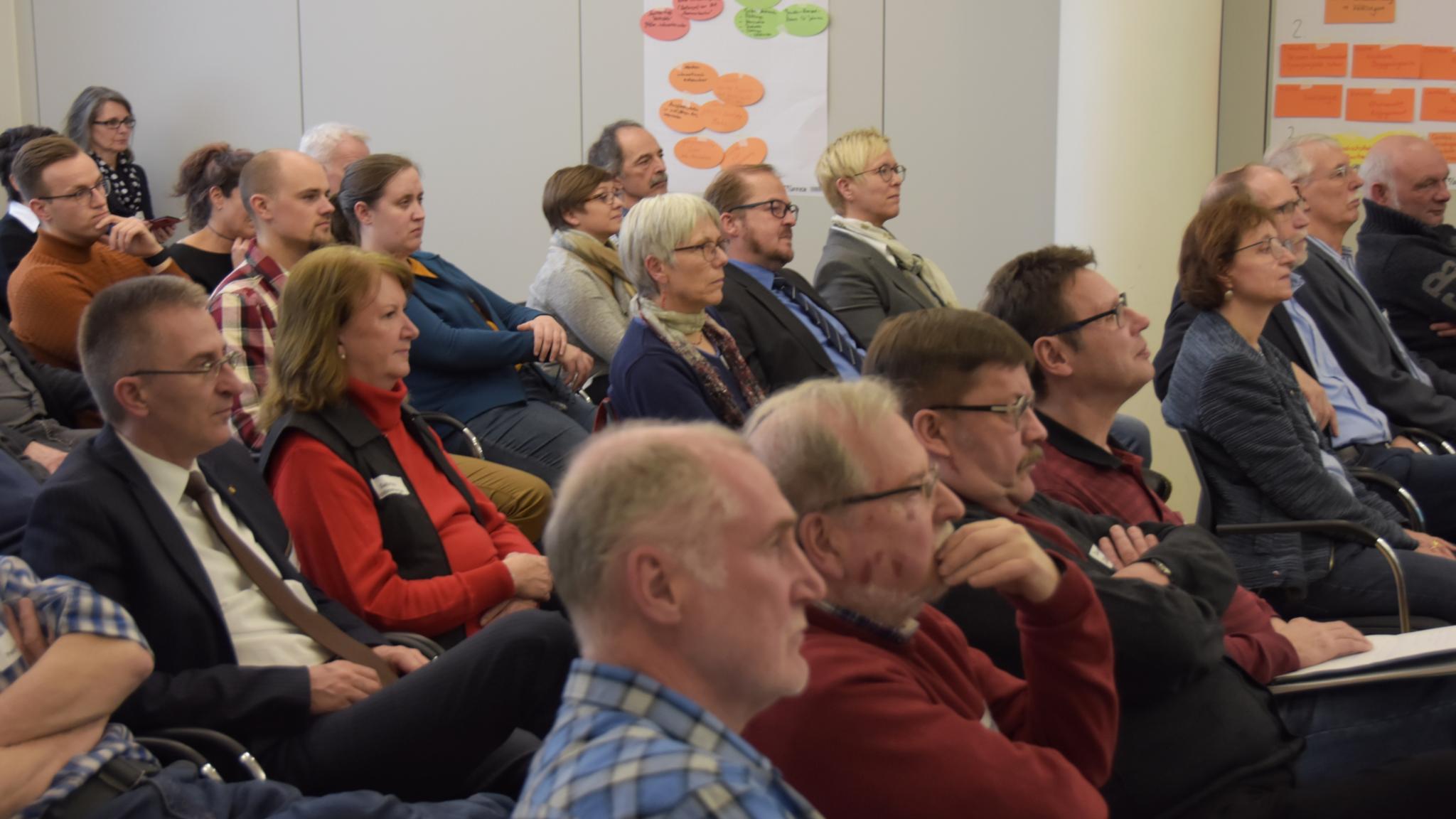Mitarbeiterinnen und Mitarbeiter der Caritas sowie der beiden Dekanate Völklingen und Saarbrücken bei der Veranstaltung zur Zukunft der Caritas.