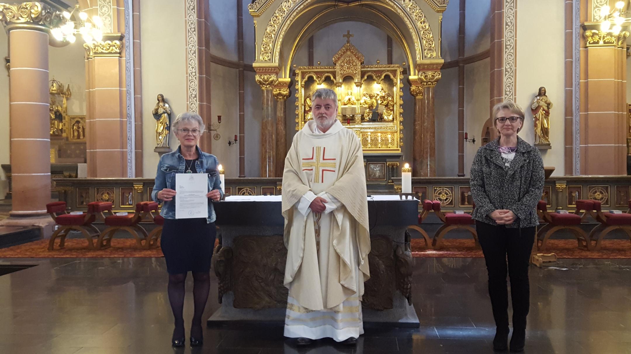 Am 7. Juni überreichte Pfarrer Franz-Josef Werle in Vertretung für Bischof Ackermann Ursula Gluch (l.) die Beauftragung zum Bestattungsdienst. Begleitet wurde sie dabei von Judith Schreiner (r.) als Vertreterin des ambulanten Hospiz St. Michael, Völklingen, wo Ursula Gluch im Rahmen ihres ehrenamtlichen Einsatzes ebenfalls beauftragt ist. (Foto: Georg Gluch)