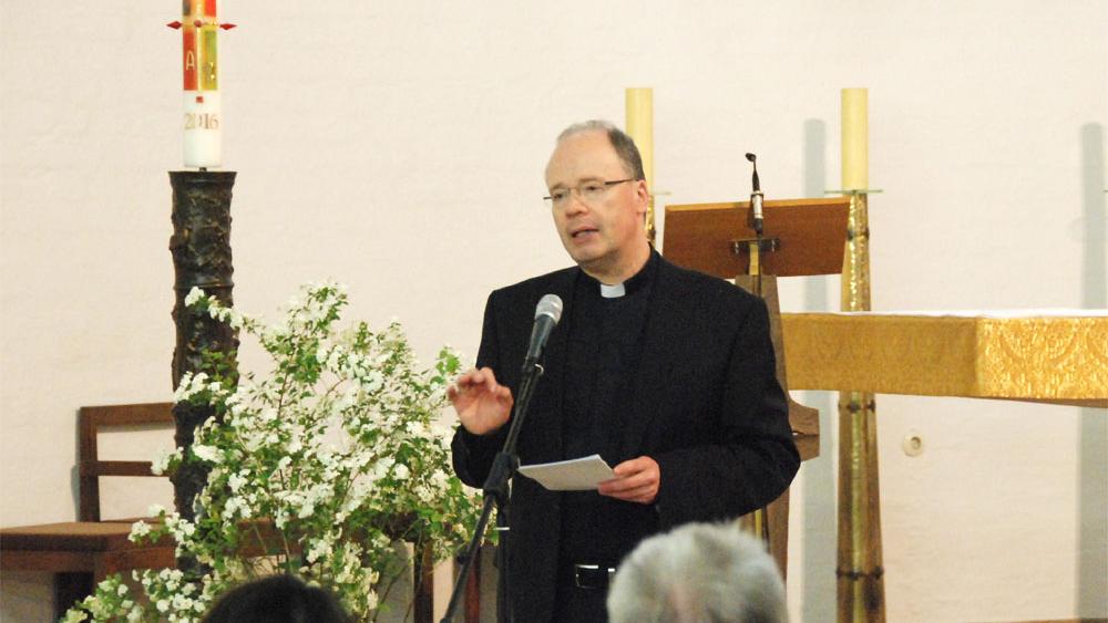 Bischof Dr. Stephan Ackermann bei seinem Vortrag in der Pütlinger Klosterkirche