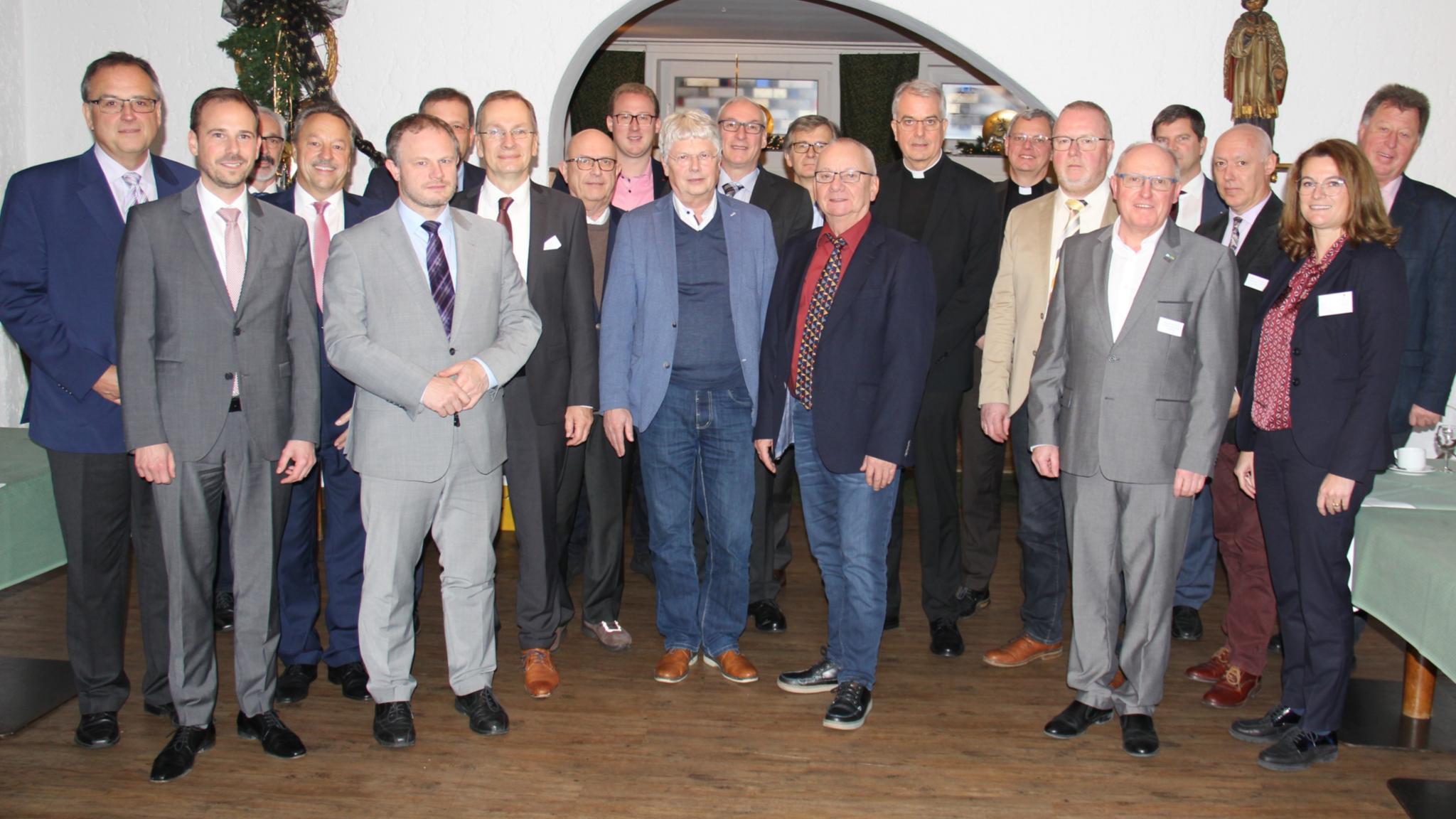 Die Bürgermeister aus der Region sowie Weihbischof Jörg Michael Peters, Generalvikar Dr. Ulrich Graf von Plettenberg und Simone Thiel, Leiterin des Arbeitsbereichs Politik.