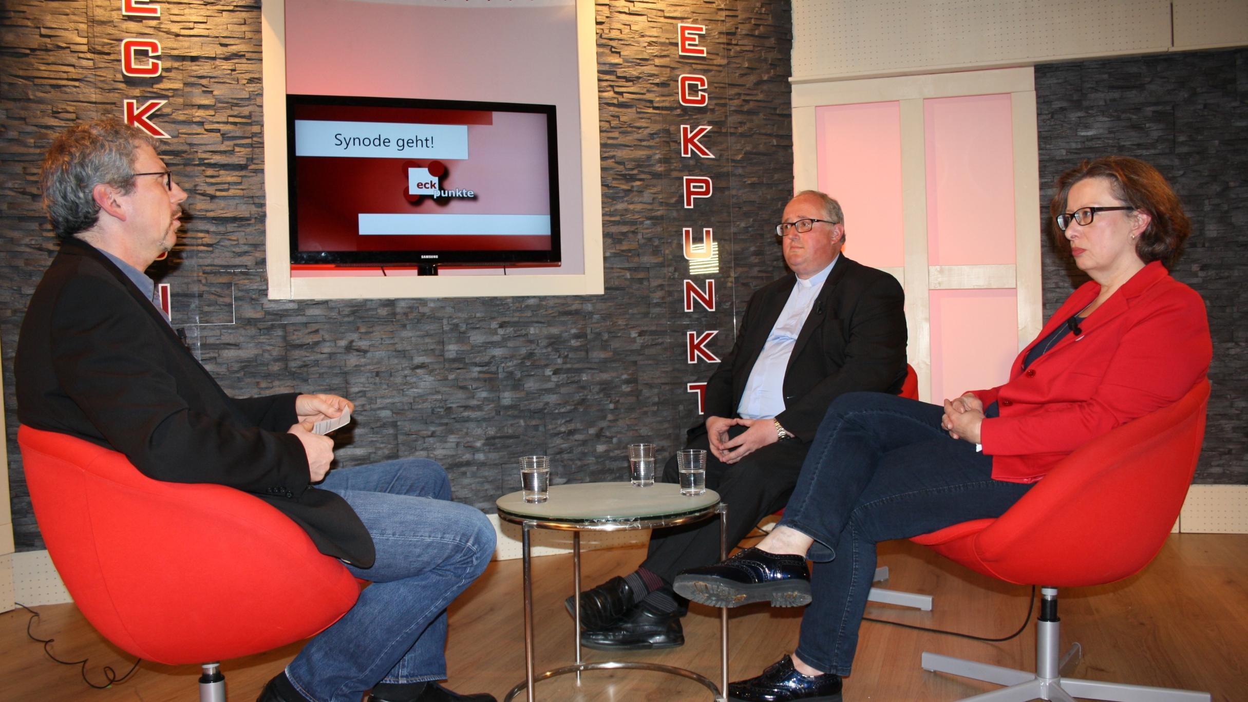 In der „Eckpunkte“-Sendung diskutiert Moderator Stefan Weinert (links) mit Pfarrer Dr. Volker Malburg und Cordula Scheich, die an der Synode teilgenommen haben. Foto: Ingrid Fusenig