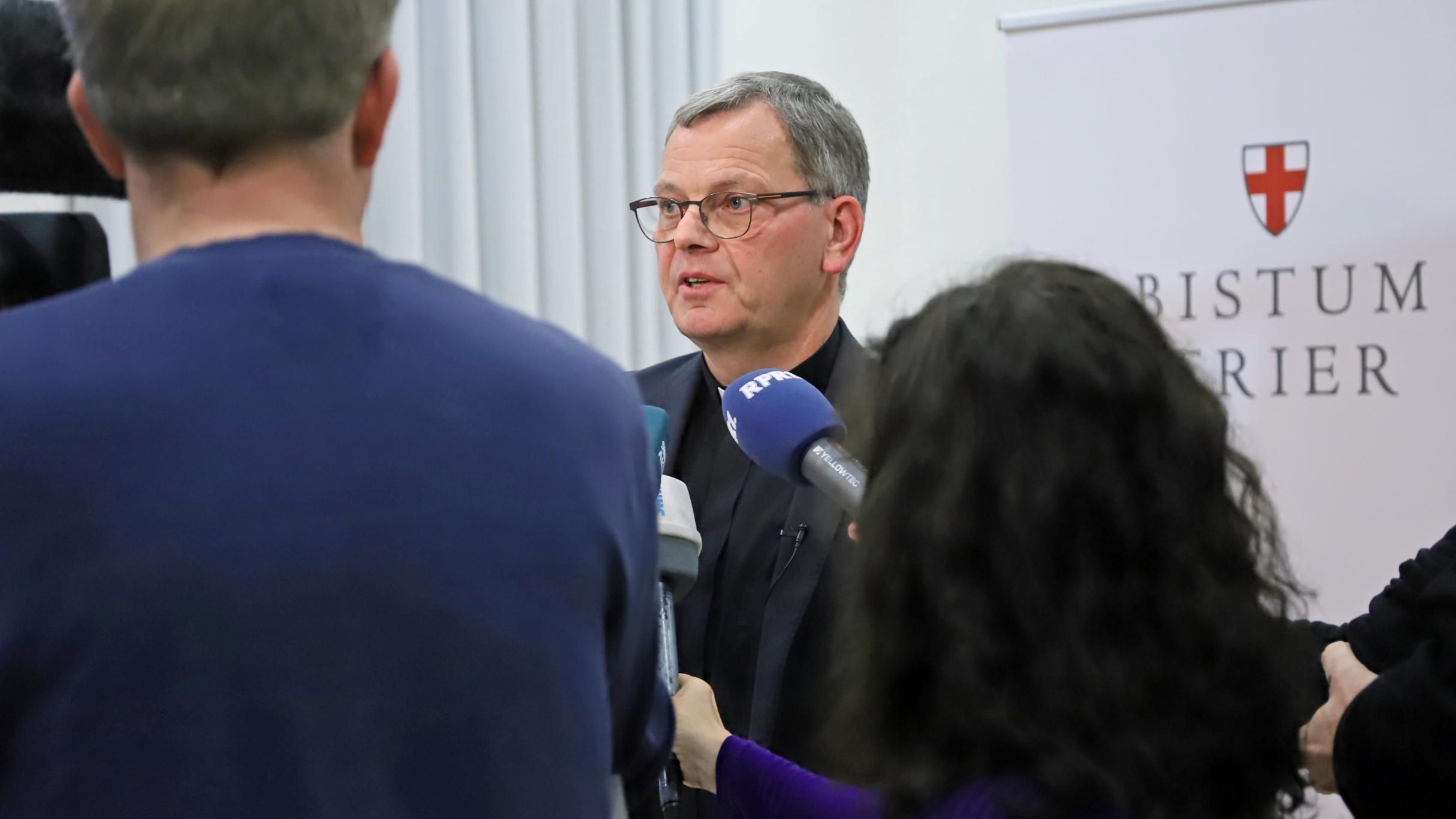 Generalvikar von Plettenberg bei seinem Statement