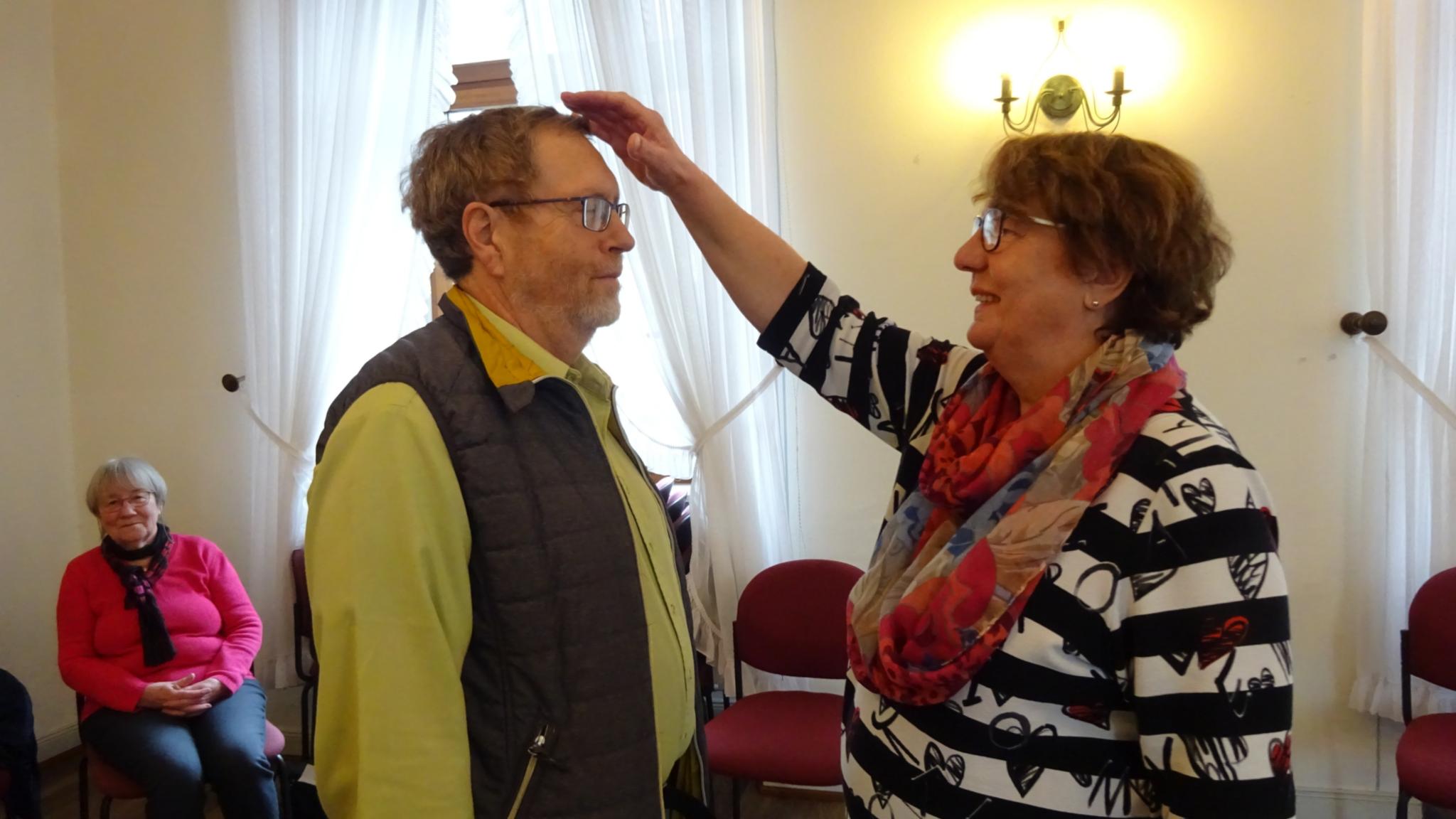 Margret Vogt-Häuser segnet Rainer Vogt.