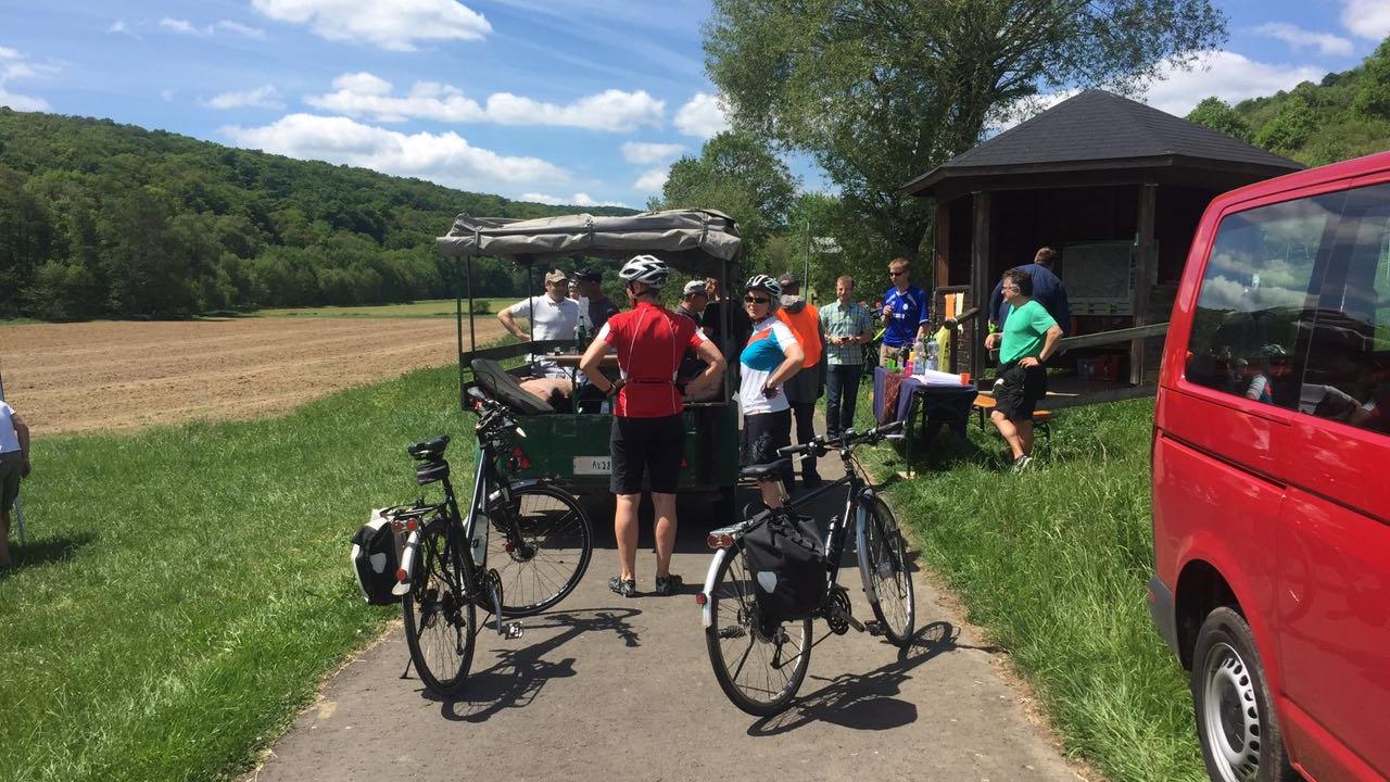 Viele Wanderer, Radfahrer und Männer auf Vatertagstour waren überrascht, Kirche hier anzutreffen.