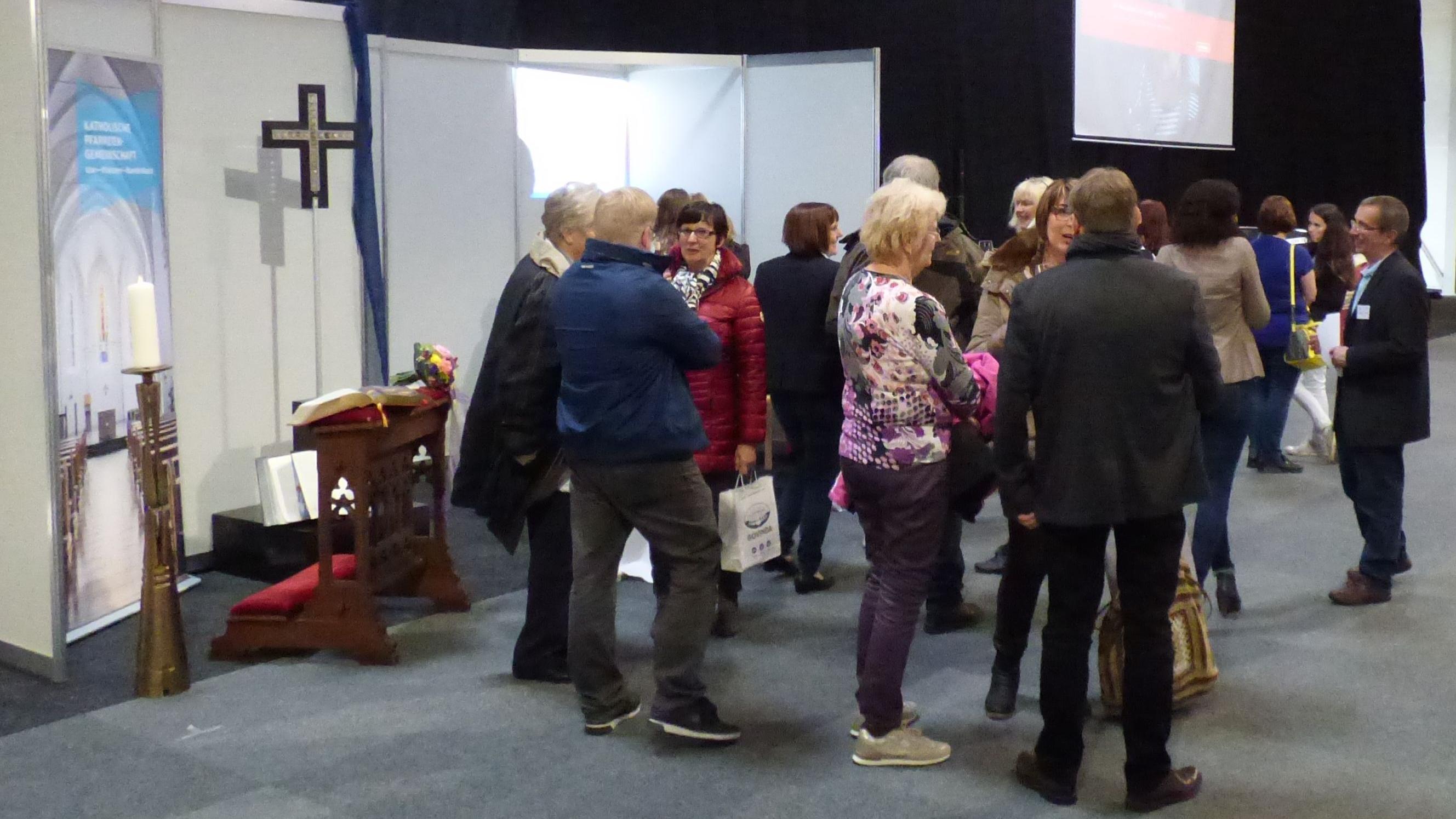 Während der Hochzeitsmesse informierten sich viele Besucher am Messestand.