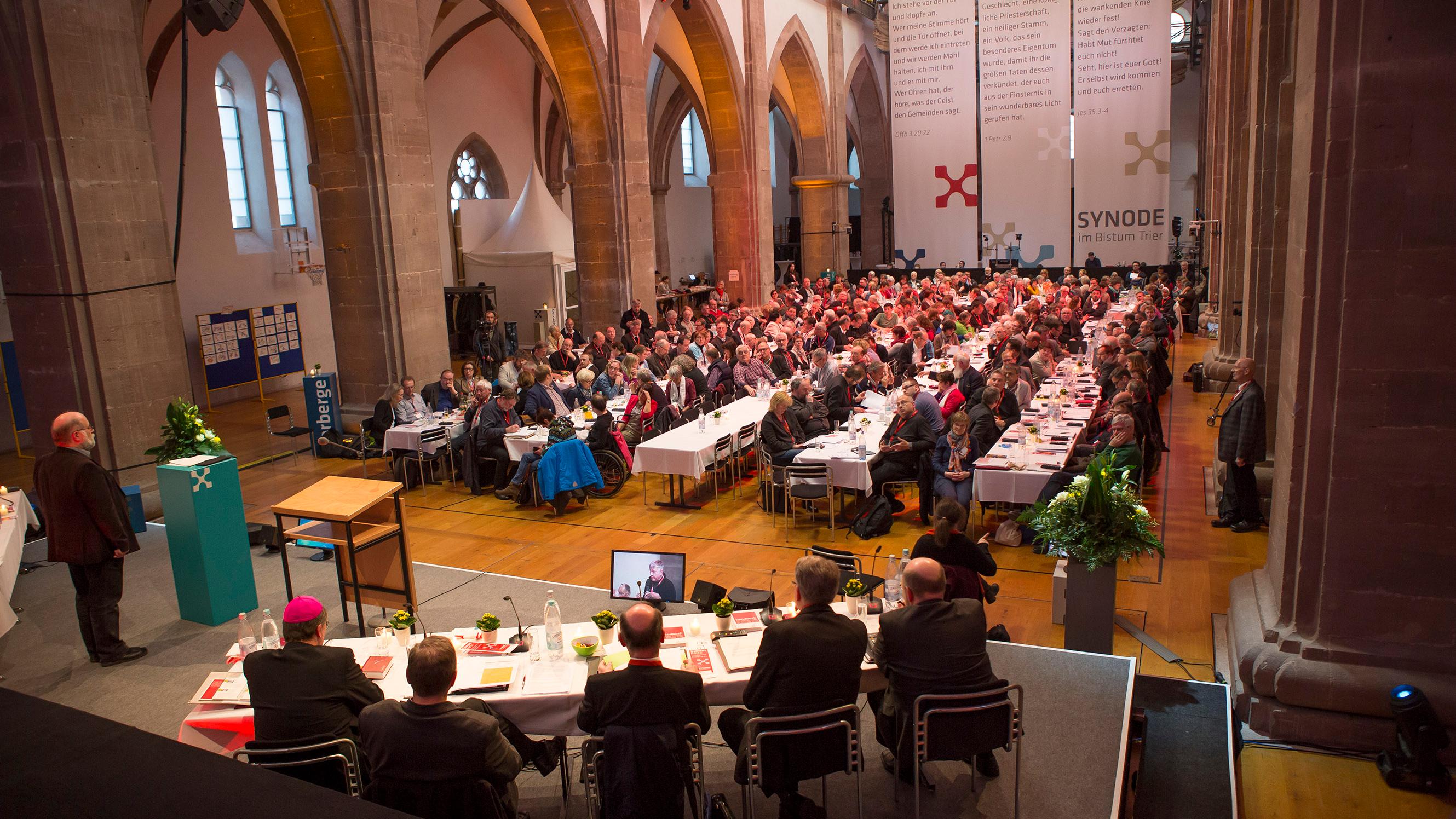 Blick in die Synodenaula bei der Arbeit