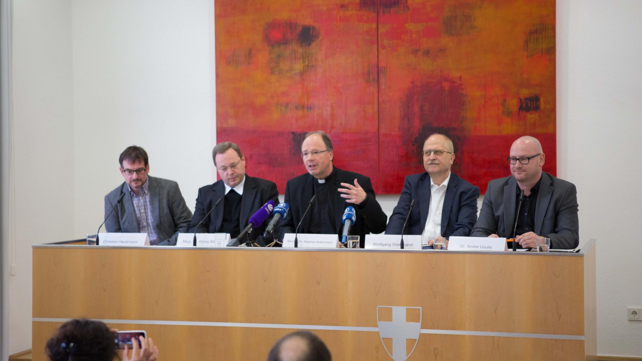 Synodensekretär Christian Heckmann, Generalvikar Dr. Georg Bätzing, Bischof Dr. Stephan Ackermann, Moderator Wolfgang Drehmann und Pressesprecher Dr. André Uzulis (v.l.n.r.)