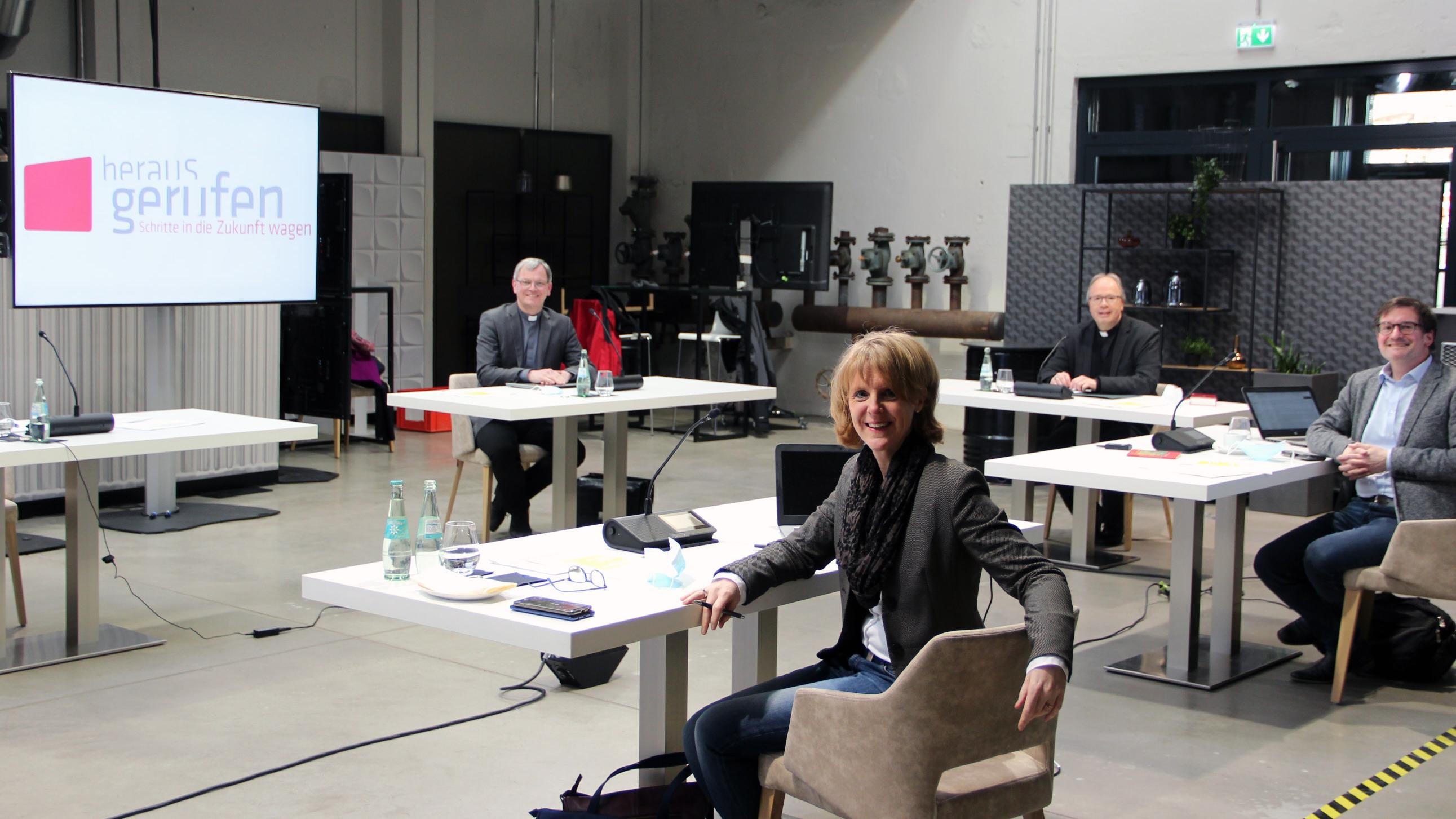 vlnr. Generalvikar von Plettenberg, Edith Ries, Bischof Ackermann und Christian Heckmann beim virtuellen Treffen mit den Beauftragten für die Sondierungsphase