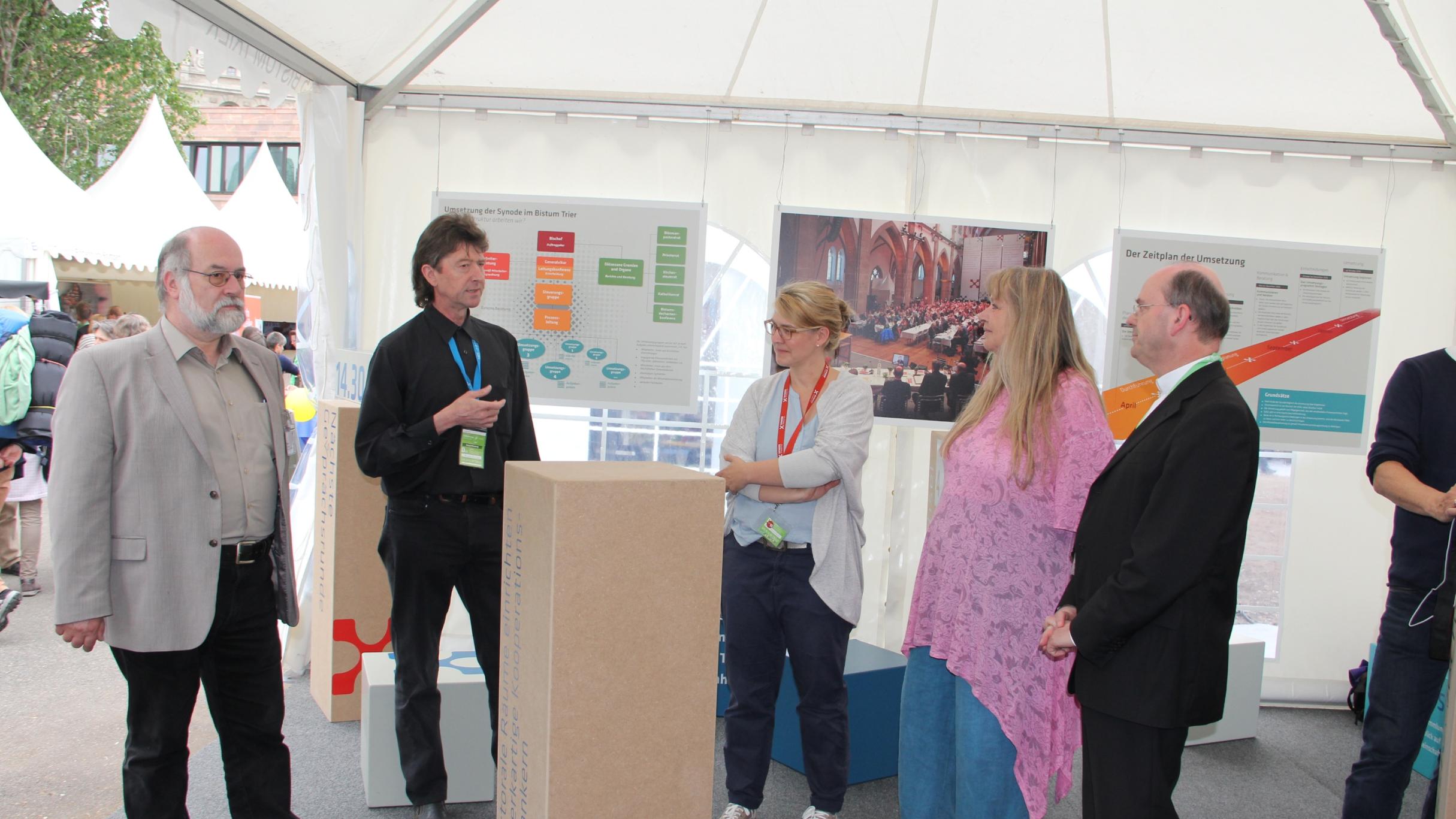 Bruno Sonnen (2.v.li.) spricht mit Manfred Thesing (li.), Nicole Stockschlaeder, Beate Dahmen und Weihbischof Robert Brahm (vlnr) über die Synode.