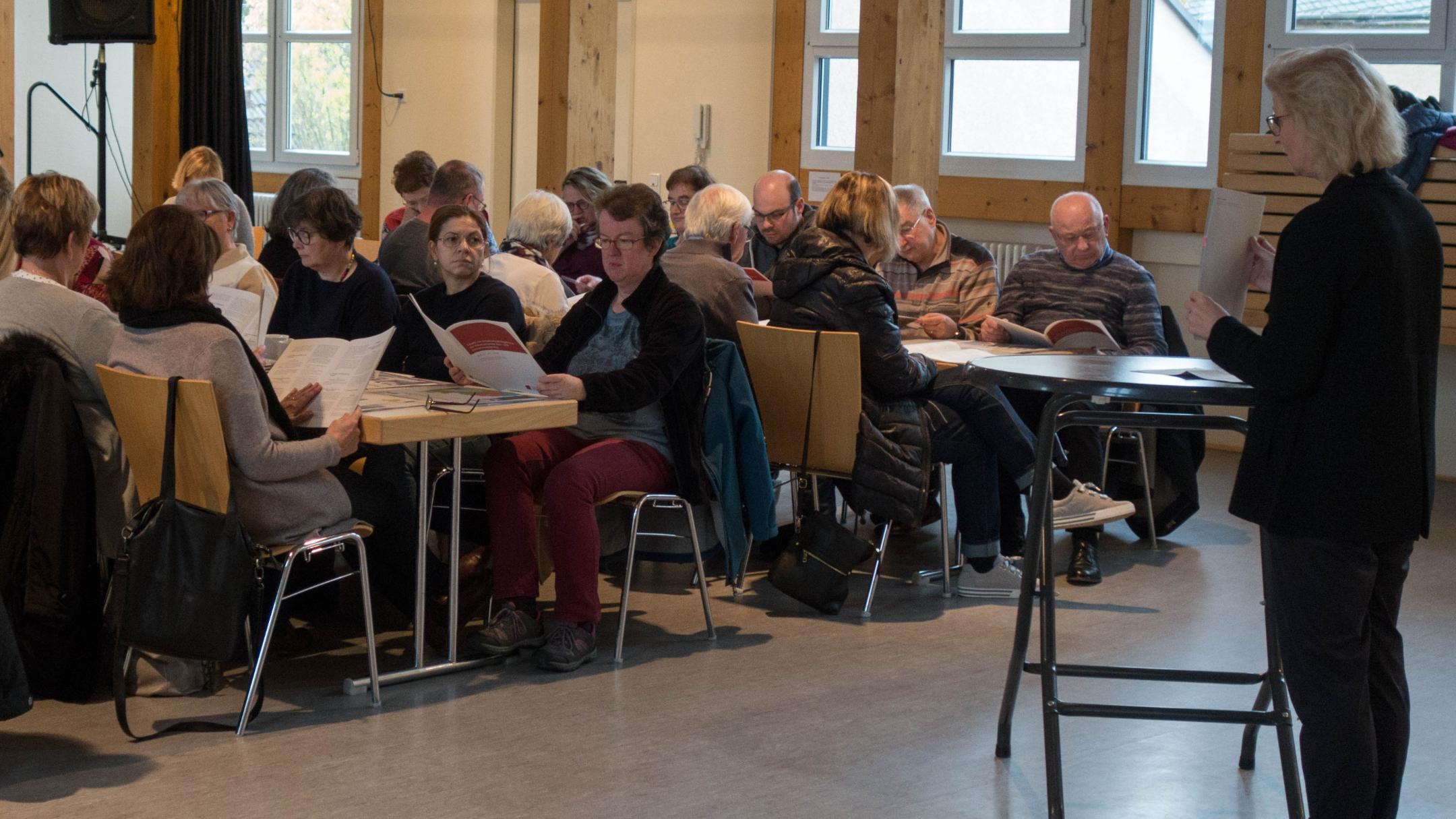 Direktorin Andrea Gerards bei der Infoveranstaltung in Rüber