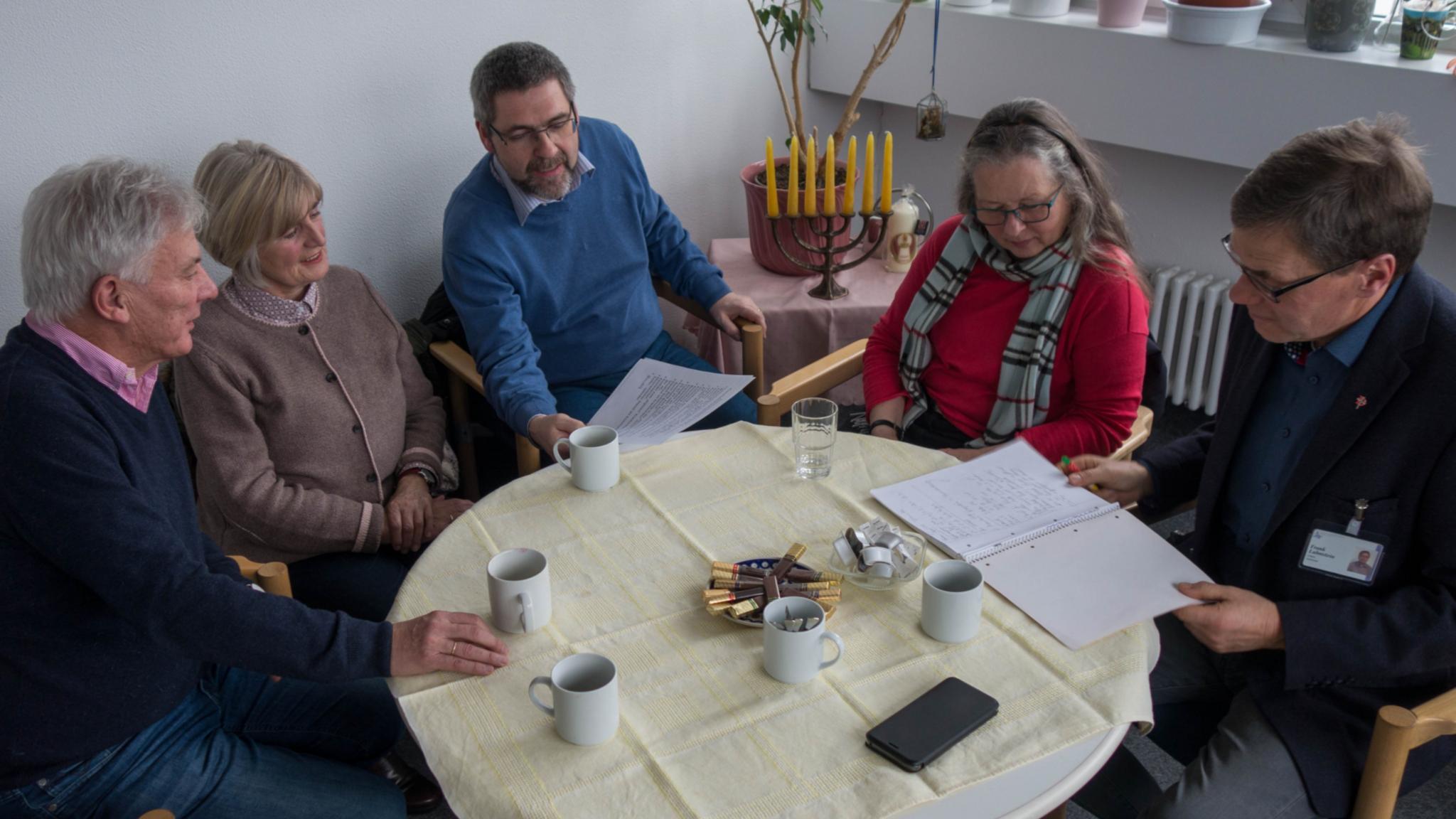 Besprechung vor dem nächsten Einsatz: Harald Orth, Margarete Schulz, Peter Egenolf, Hildegard Kunert und Frank Lahnstein (v. links).