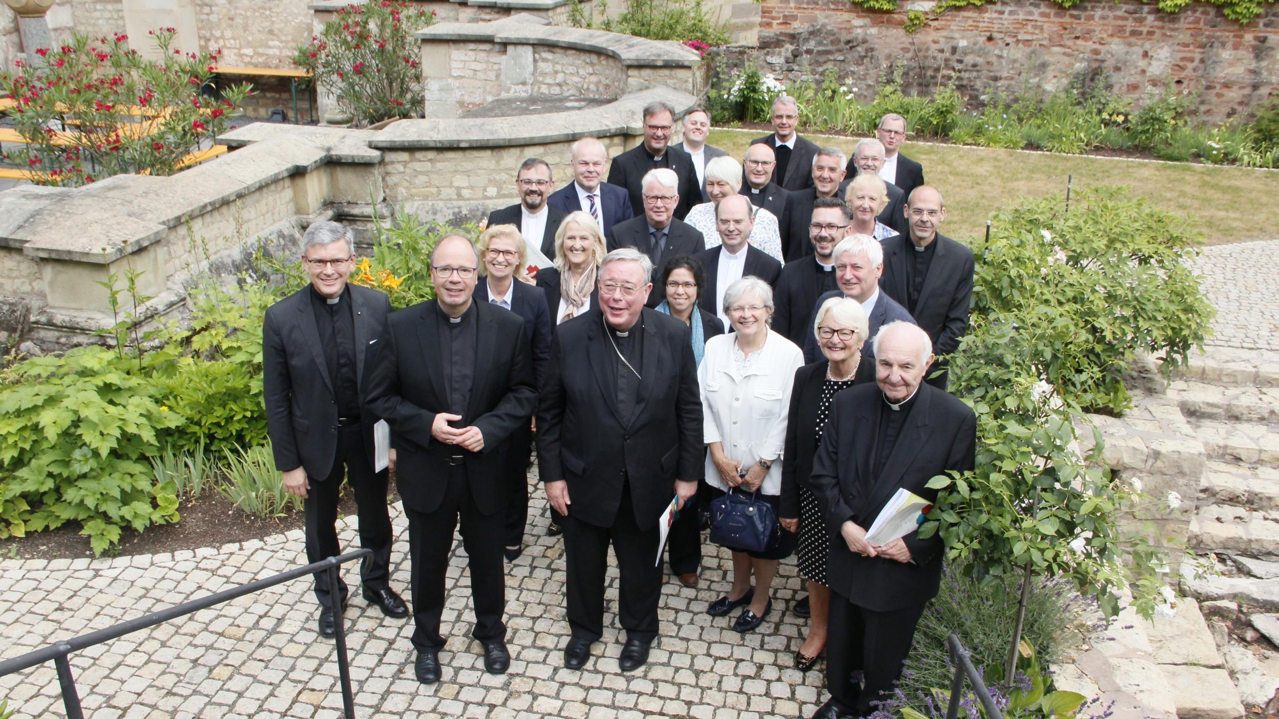 Die Delegationen aus Luxemburg und Trier um Erzbischof Hollerich und Bischof Ackermann (vorne Mitte)