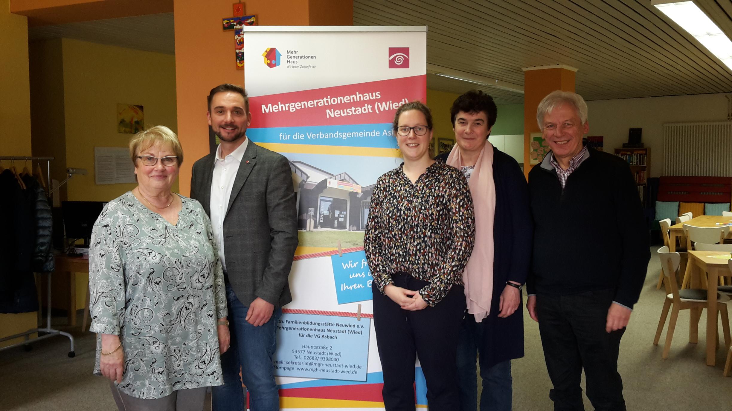 Mechtild Zilles und Nils Zimmermann (Vorstand des Trägervereins, Kath. Familienbildungsstätte Neuwied) mit Angela Muß (Koordinatorin des Mehrgenerationenhauses), Wilma Ney und Harald Ort (Erkunder des Bistums Trier)