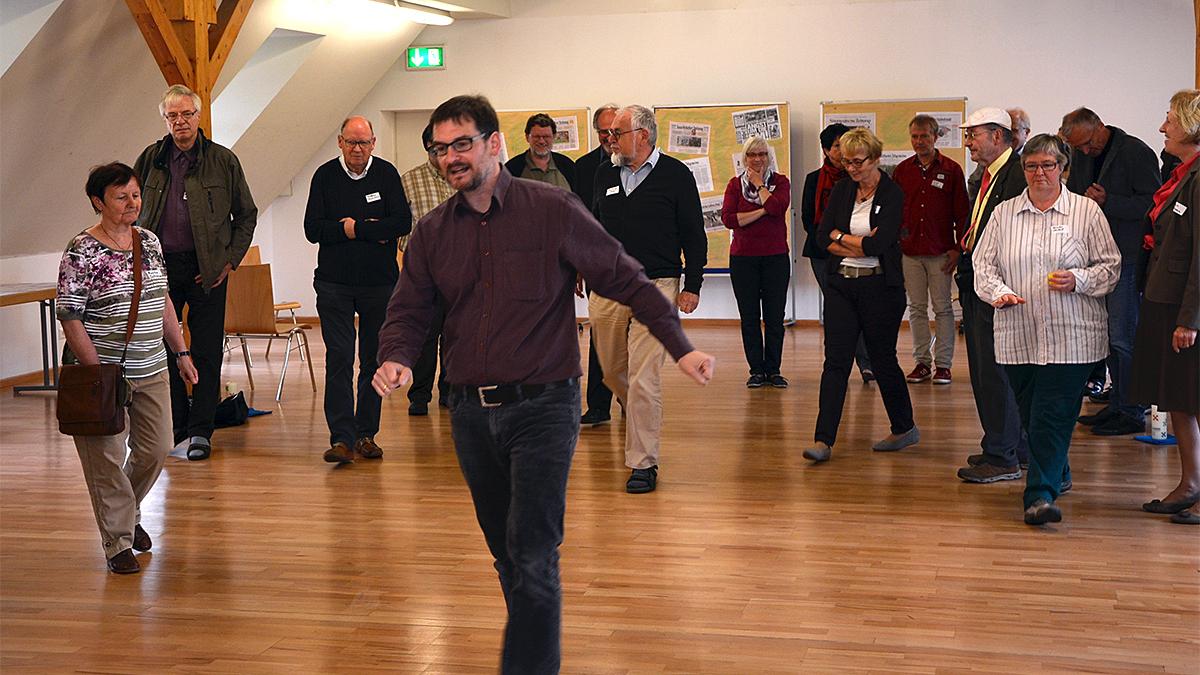 Die Teilnehmenden folgen Christian Heckmann (vorne) in eine erste Austausch-Runde.