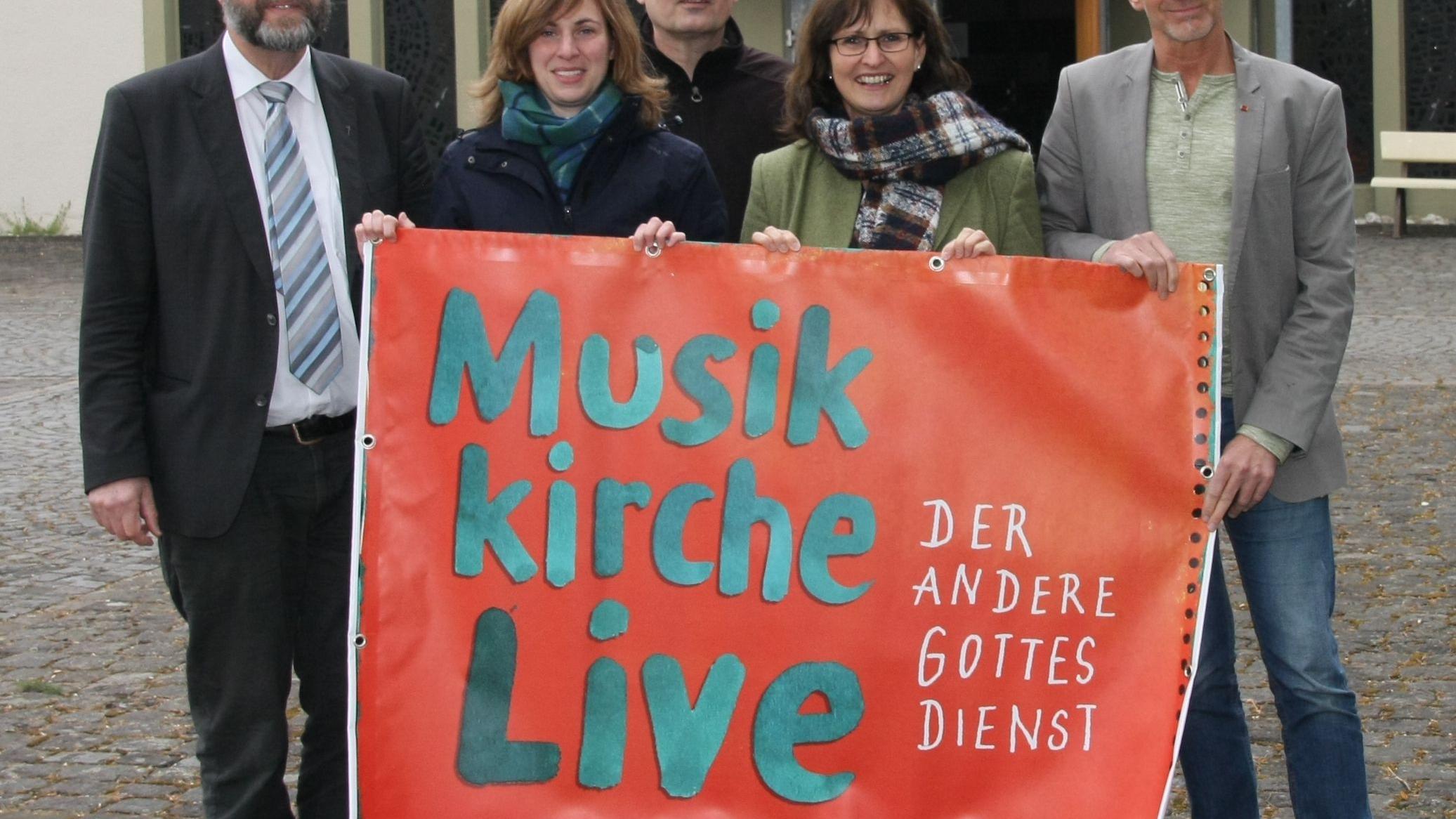 Die Initiatoren der Musikkirche Pastor Heinz Christ (links), Pastoralreferent Volker Collinet (Mitte) und Dekanatsreferentin Margit Ebbecke (Zweite v. rechts) freuen sich auf den 7. Mai. Die Gestaltung des Plakats übernahmen Helena Schwan (Zweite v. links) und Stephan Glöckner (rechts).