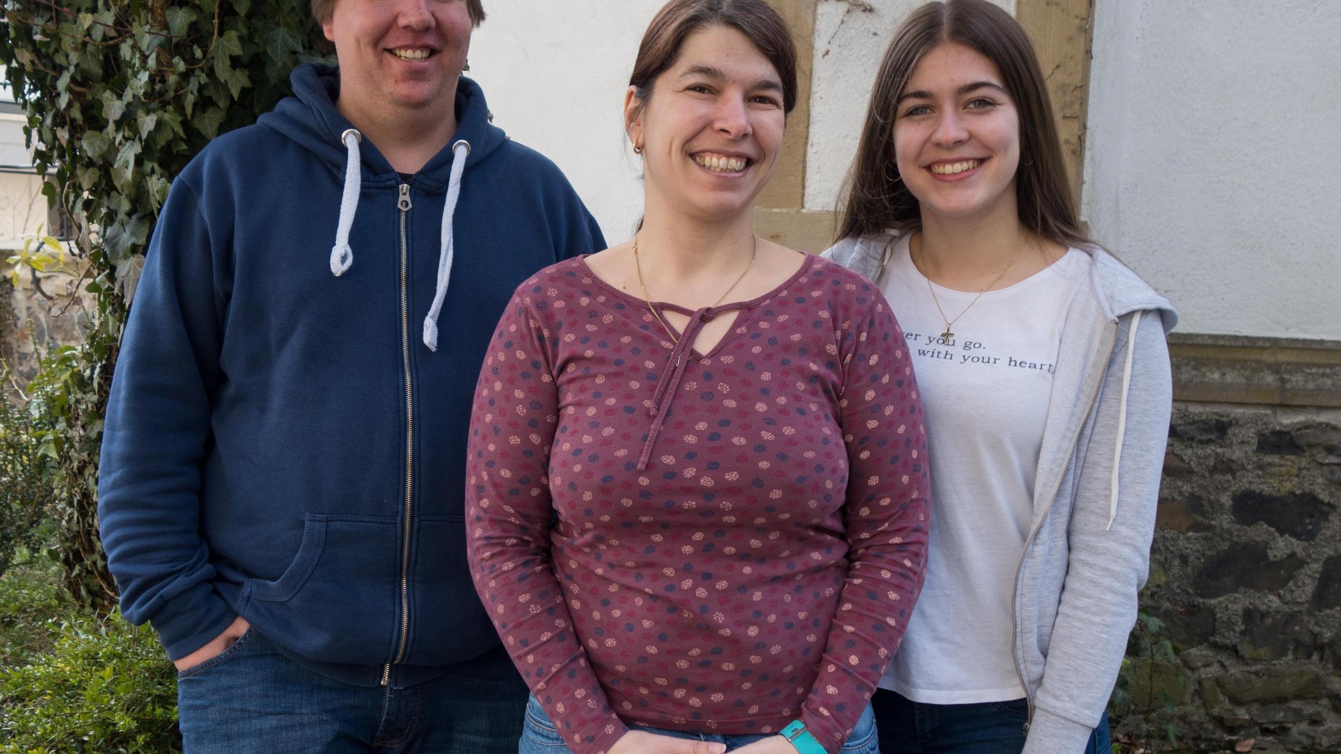 Michael Michels, Juana (Mitte) und Justine Saam sind Teil des Organisationsteams.