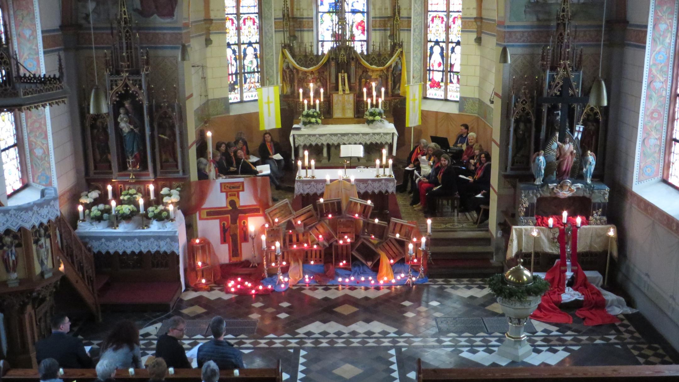 Feierlich mit Kerzen erleuchtet war die Kirche in Rayerschied beim Taizé-Gebet