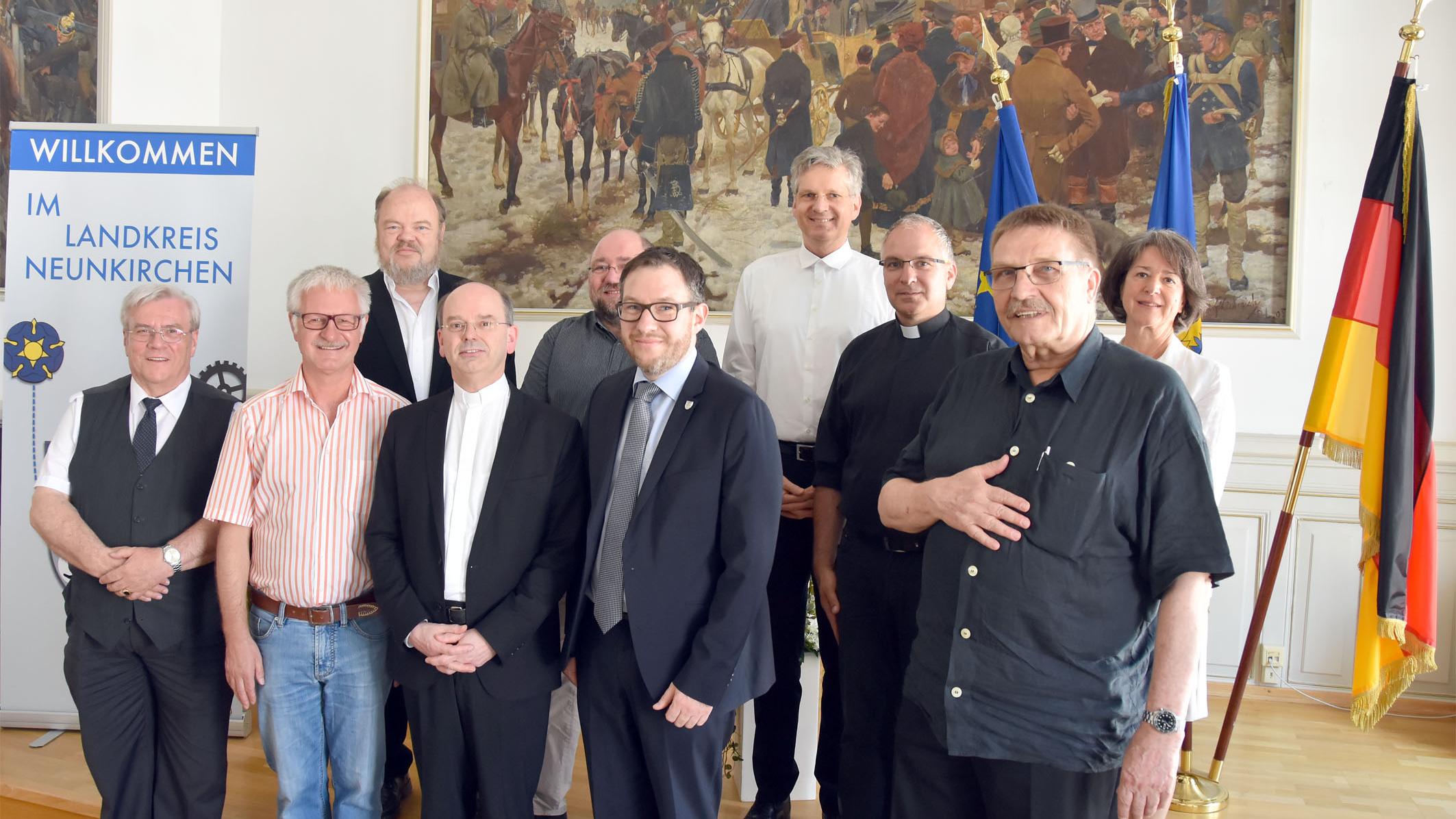 vlnr: Berthold Schmitt (Ortsvorsteher Gemeinde Eppelborn), Armin König (Bürgermeister von Illingen), Dechant Matthias Marx, Weihbischof Robert Brahm, Reiner Klein (Dekanatsreferent), Sören Meng (Landrat Kreis Neunkirchen), Pfarrer Dietmar Bell, Pfarrer Johannes Schuligen, Pfarrer Otto Kutka und Walburga Sengelhoff (Referentin des Weihbischofs)
