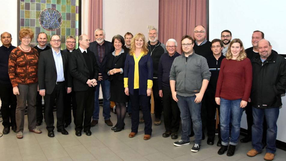 Weihbischof Robert Brahm mit den Seelsorgerinnen und Seelsorgern des Dekanates St. Wendel