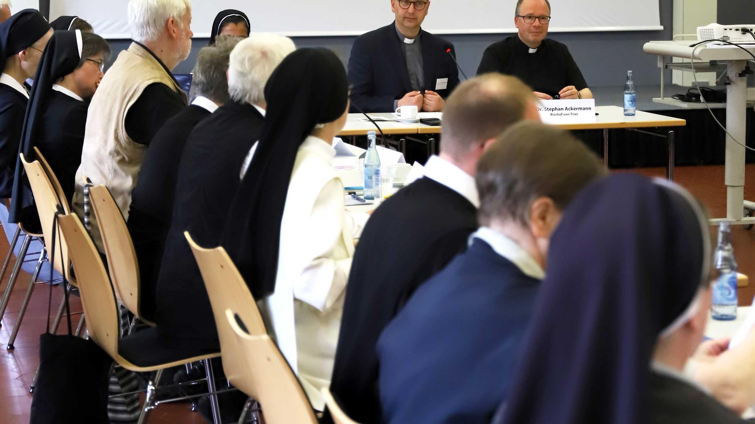 Bischof Dr. Stephan Ackermann (rechts) und der Bischofsvikar für die Orden, Prälat Dr. Georg Holkenbrink im Gespräch mit den Ordensleuten