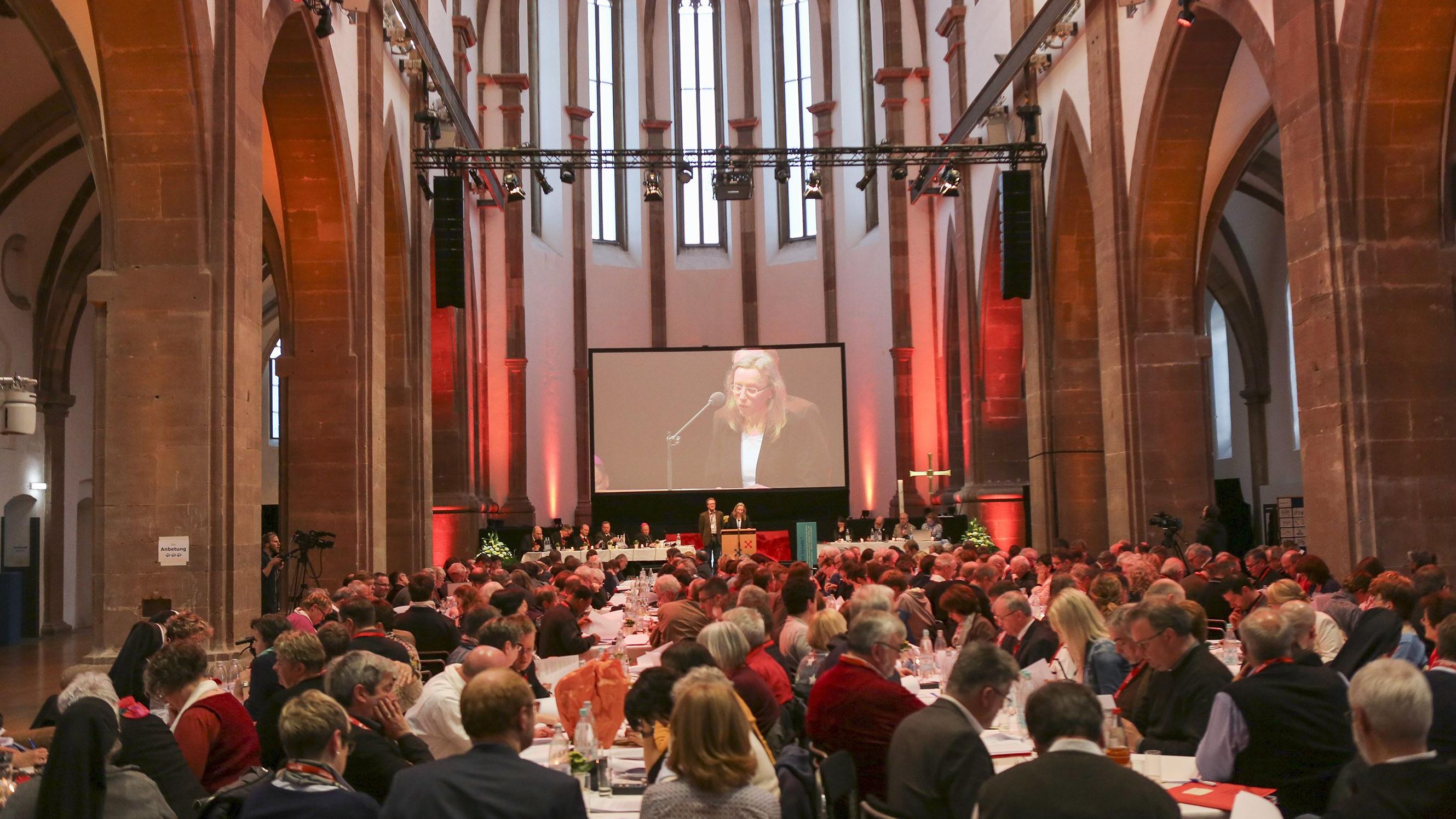 Die Teilnehmer der Bistumssynode beraten in der früheren Abteikirche St. Maximin.