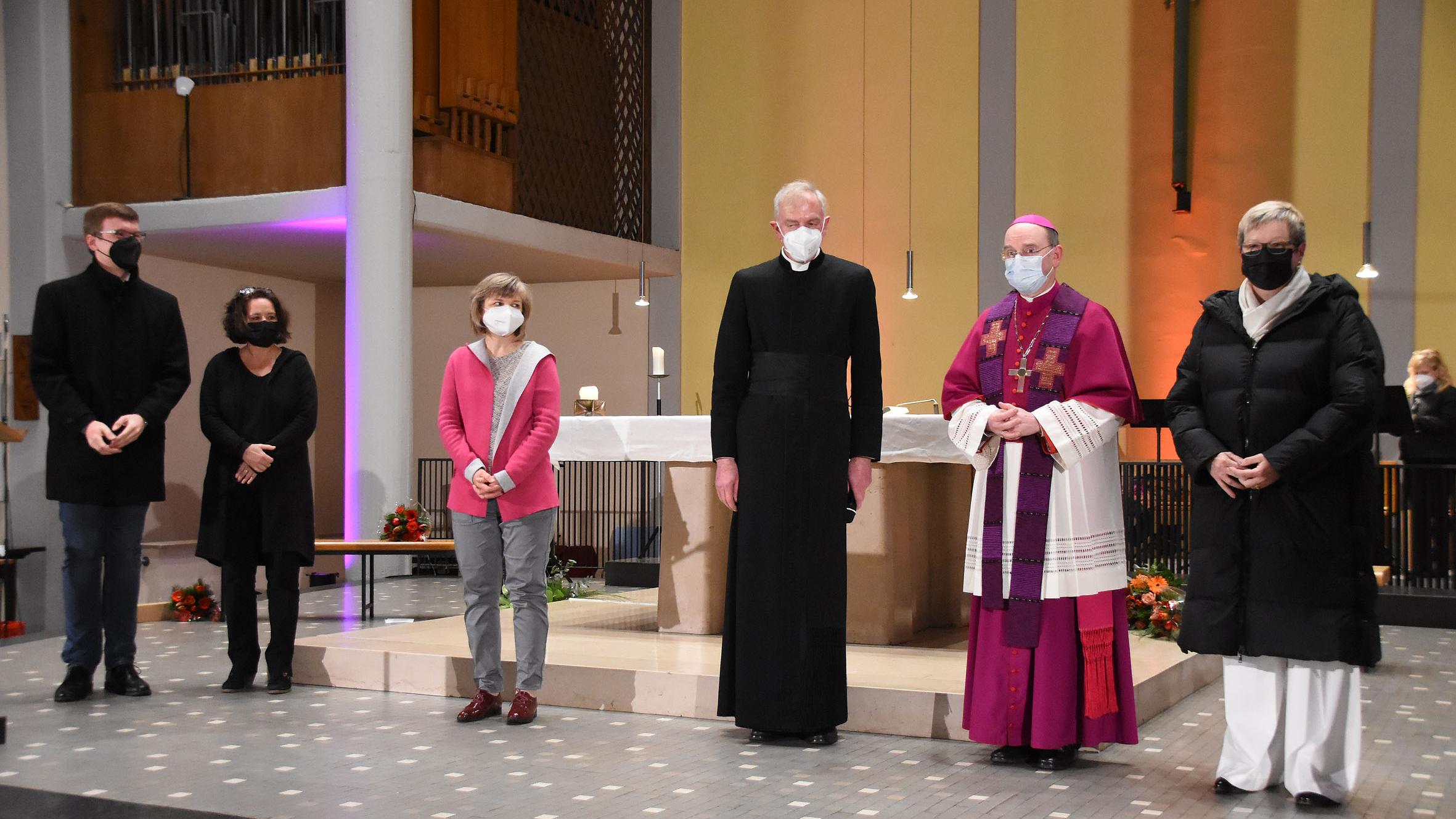 Sie wurden von Weihbischof Robert Brahm (zweiter von rechts) verabschiedet: Der Vorsitzende des Dekanatsrats Florian Gepp, Dekanatskantorin Katrin Saegner, Dekanatssekretärin Beatrix Engel, Dechant Benedikt Welter und Dekanatsreferentin Beate Barg (vlnr). Foto: hgs