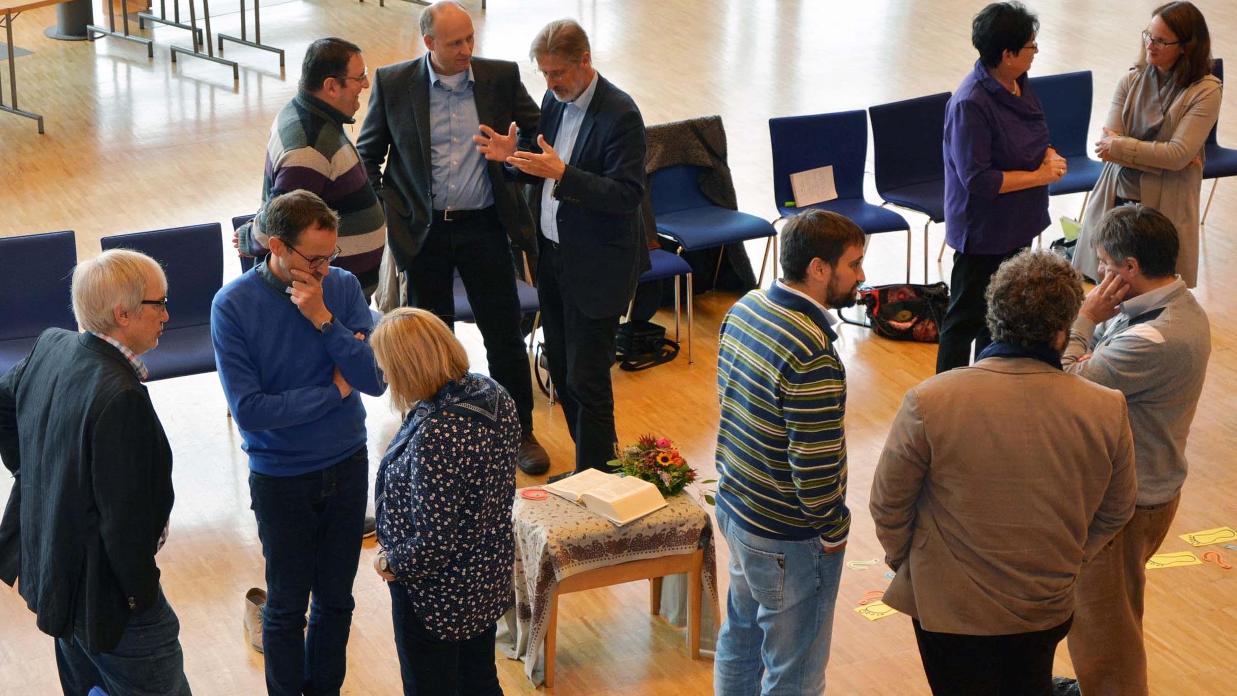 Die Teilnehmenden bei der Workshop-Arbeit an verschiedenen, an die Emmaus-Geschichte angelehnten Stationen.