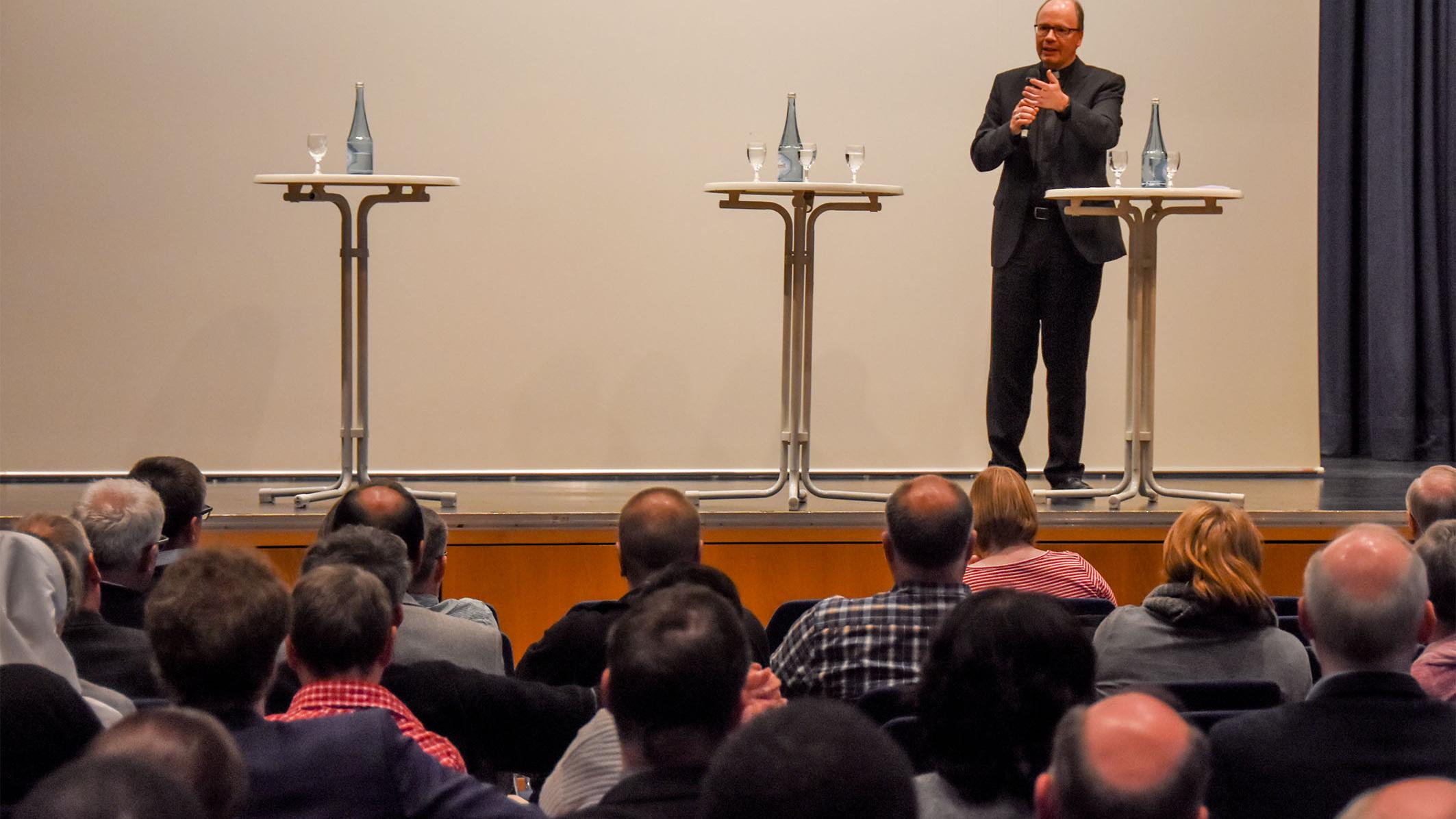 Bischof Dr. Stephan Ackermann spricht in Eppelborn.
